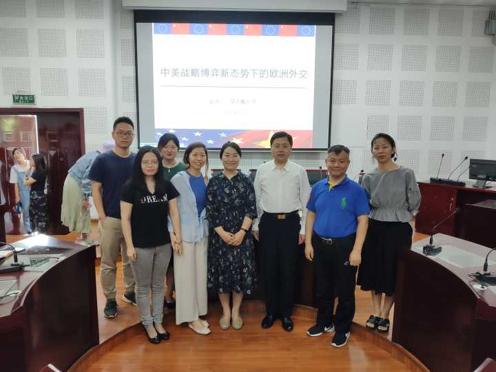 参赞与听讲座老师合照