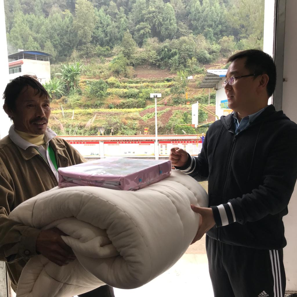 为建卡贫困户送棉被