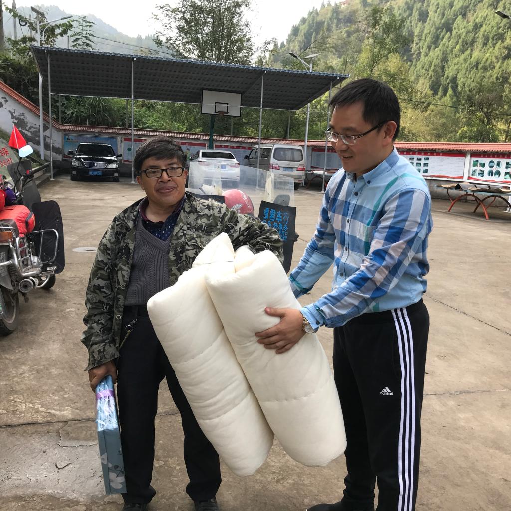 为建卡贫困户送棉被