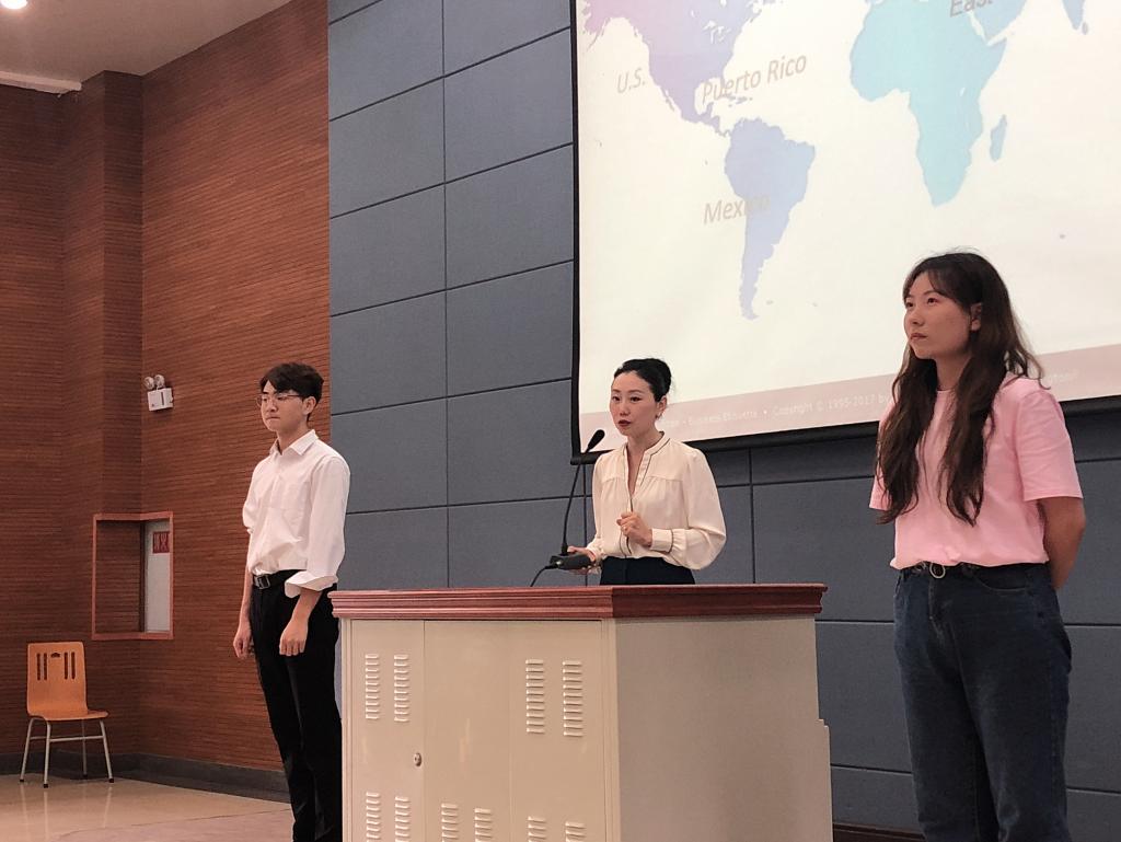 与同学互动交流