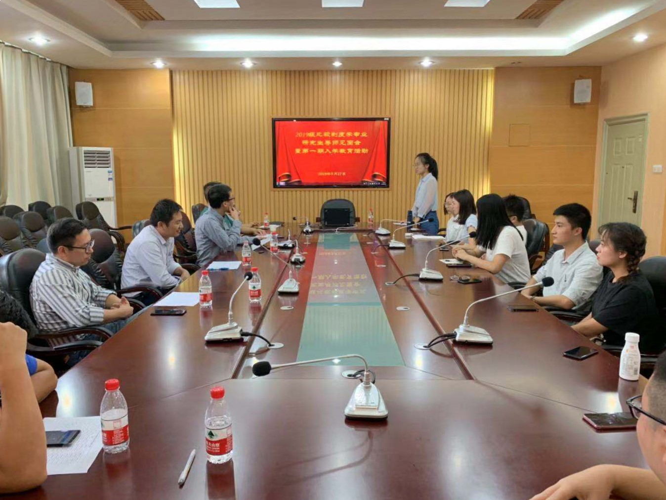 2019级比较制度学专业研究生导师见面会现场图