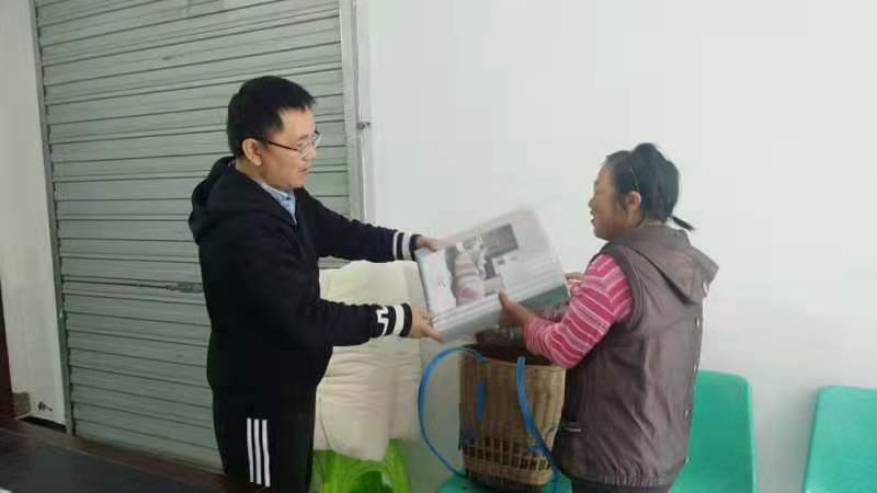 为建卡贫困户送棉被