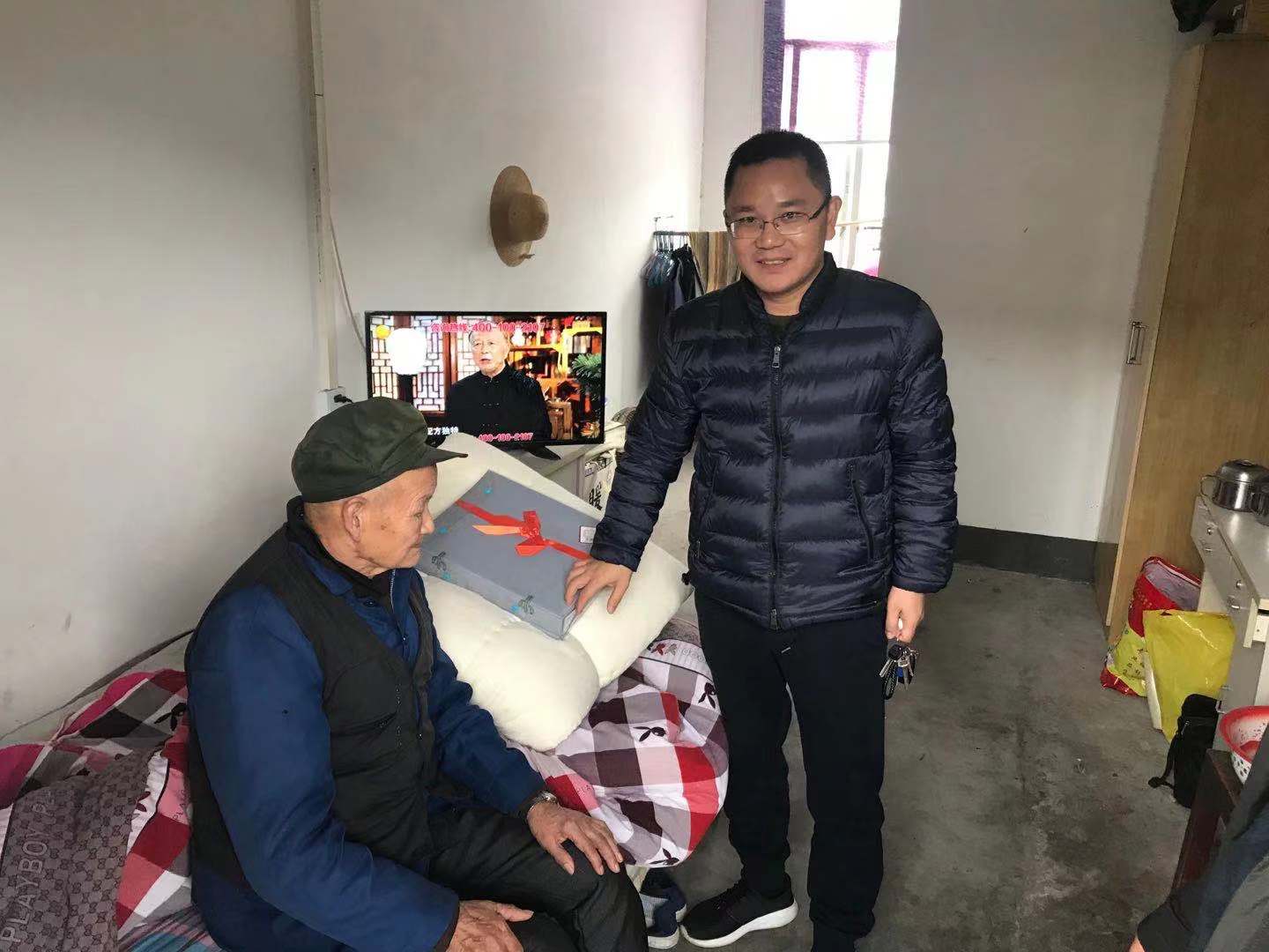 为建卡贫困户送棉被