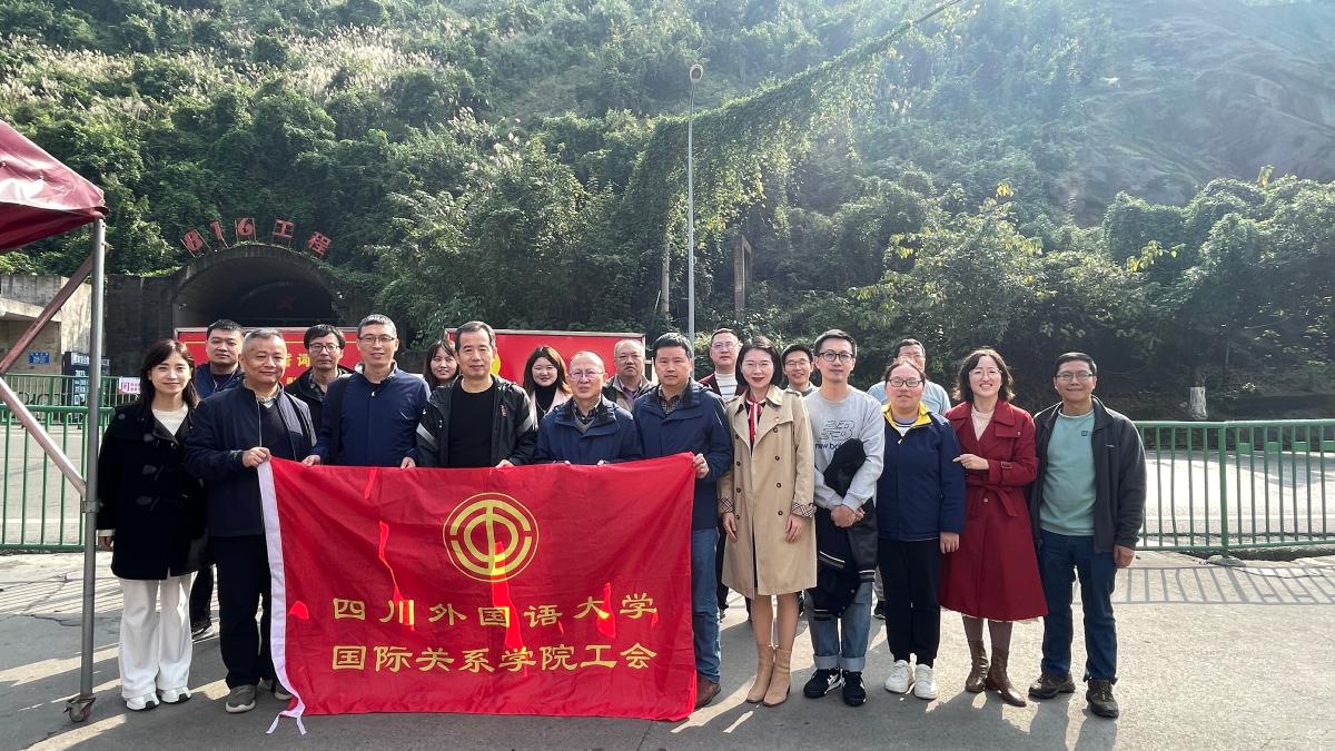 公司教职工合影.jpg