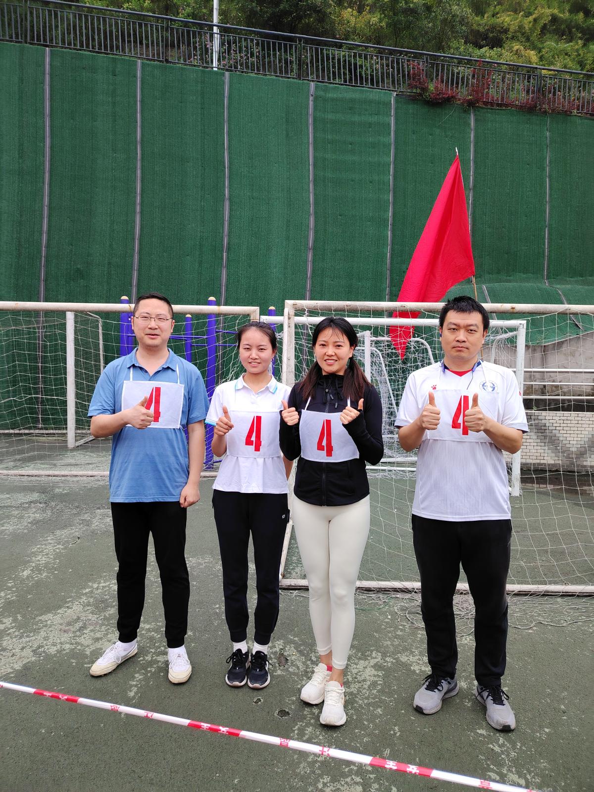 4×100运动员合影.jpg
