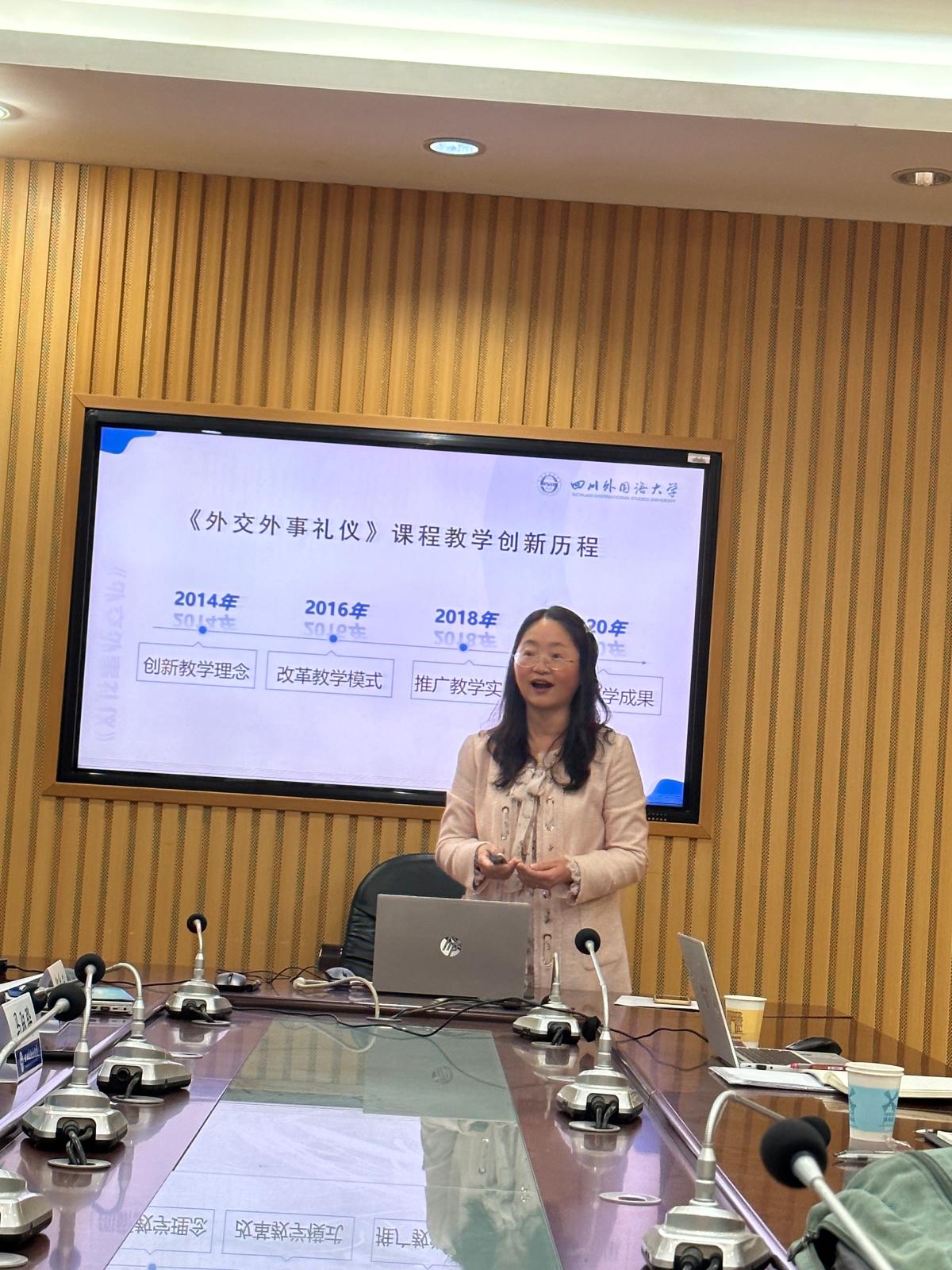 陈丽娅老师讲课.jpg